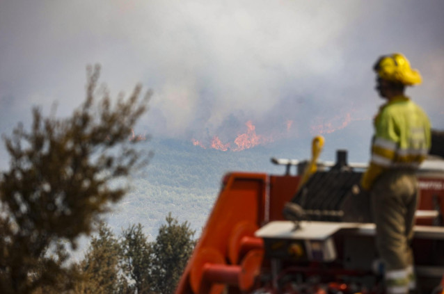 Un miembro de las Brigadas de Refuerzo de Incendios Forestales (BRIF) en el incendio forestal de Bejís