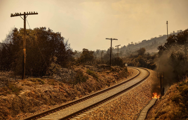 Fuego en las vías del tren del trayecto entre València y Zaragoza