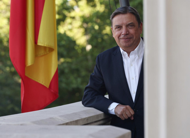 El ministro de Agricultura, Pesca y Alimentación, Luis Planas, posa después de una entrevista para Europa Press, en la sede del Ministerio