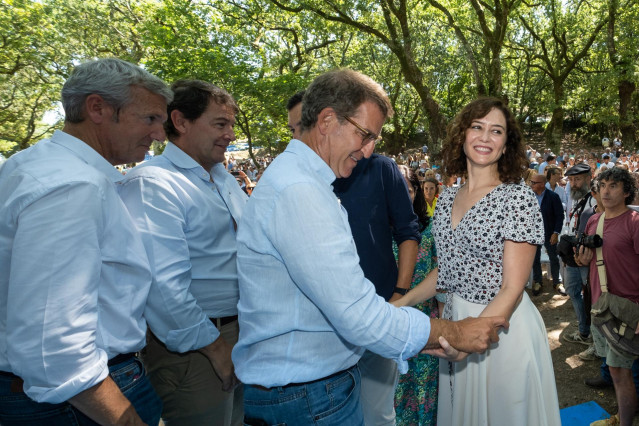 La presidenta de la Comunidad de Madrid y del Partido Popular madrileño, Isabel Díaz Ayuso, saluda al presidente del PP, Alberto Núñez Feijóo, en un acto de su formación,  a 27 de agosto de 2022, en Carballeira de San Xusto de Cercedo-Cotobade, Pontevedra