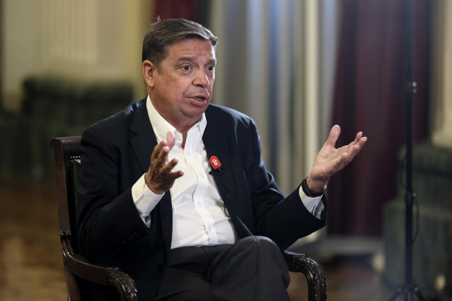 El ministro de Agricultura, Pesca y Alimentación, Luis Planas, durante una entrevista para Europa Press, en la sede del Ministerio, a 1 de septiembre de 2022, en Madrid, (España). Planas es inspector de trabajo y diplomático. Posee la cartera de Agricultu