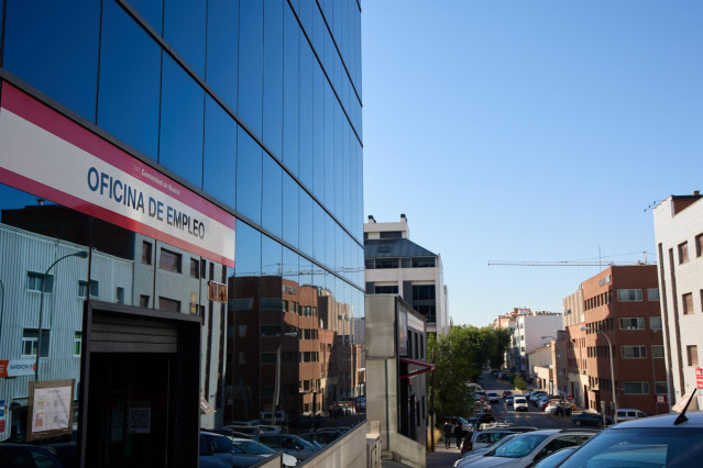 Oficina del SEPE de la calle Miguel Yuste, a 2 de septiembre de 2022, en Madrid (España). El número de parados registrados en las oficinas de los servicios públicos (antiguo Inem) aumentó en 40.428 personas en agosto, un 1,4 % más que en julio y vuelve a