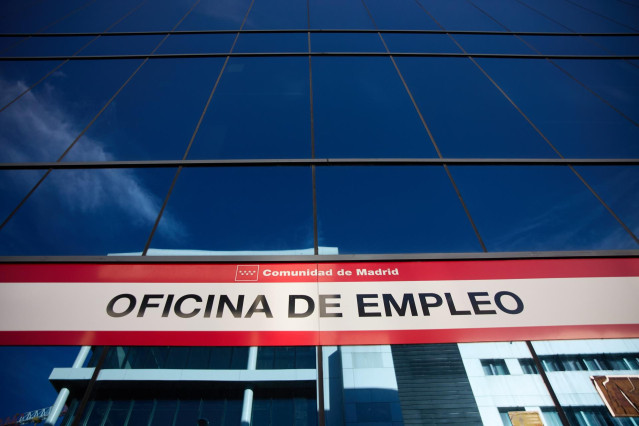 Oficina del SEPE de la calle Miguel Yuste, a 2 de septiembre de 2022, en Madrid (España). El número de parados registrados en las oficinas de los servicios públicos (antiguo Inem) aumentó en 40.428 personas en agosto, un 1,4 % más que en julio y vuelve a