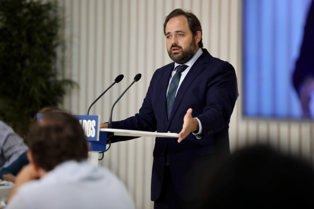 El presidente del PP de la región, Paco Núñez, en un desayuno informativo