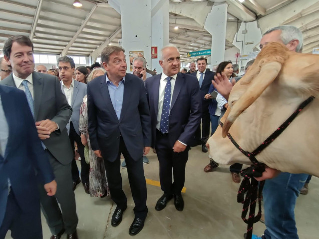 El ministro de Agricultura, Pesca y Alimentación, Luis Planas (centro), en su visita a la feria 'Salamaq 2022'.