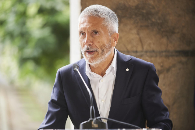 El ministro del Interior, Fernando Grande-Marlaska, comparece después de la firma de un convenio en la prisión de El Dueso, en Santoña