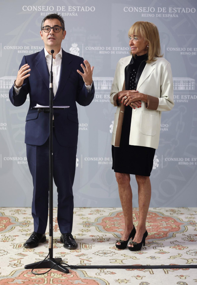 El ministro de la Presidencia, Relaciones con las Cortes y Memoria Democrática, Félix Bolaños, y la presidenta del Consejo de Estado, María Teresa Fernández de la Vega