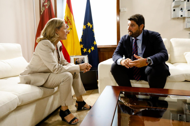 La vicepresidenta primera del Gobierno y ministra de Asuntos Económicos y Transformación Digital, Nadia Calviño y el presidente de la Región de Murcia, Fernando López Miras, durante su reunión en el Palacio de San Esteban, a 2 de septiembre de 2022, en Mu