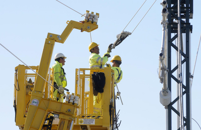 Archivo - Trabajos de electrificación del tramo de nueva construcción de 50 km entre La Robla y Pola de Lena, en la Línea de Alta Velocidad (LAV) León-Asturias.Y