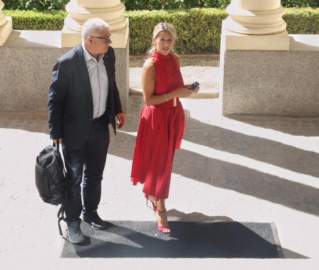 El asesor del gabinete de la vicepresidencia segunda del Gobierno, Manuel Lago, y la vicepresidenta segunda y ministra de Trabajo, Yolanda Díaz, a su llegada a una reunión con la Comisión Asesora para el Análisis del  SMI, en Madrid (España).