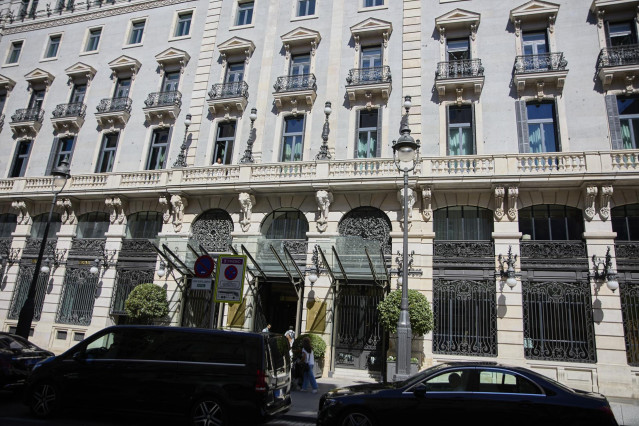 Archivo - Vista exterior del hotel de lujo Four Seasons, a 26 de junio de 2022, en Madrid, (España).