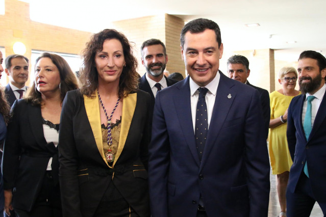 El presidente de la Junta de Andalucía, Juanma Moreno con la nueva alcaldesa de Almería, Ana Vázquez, después del  pleno de investidura donde ha sido nombrada a 02 de septiembre 2022 en Almería (Andalucía, España)