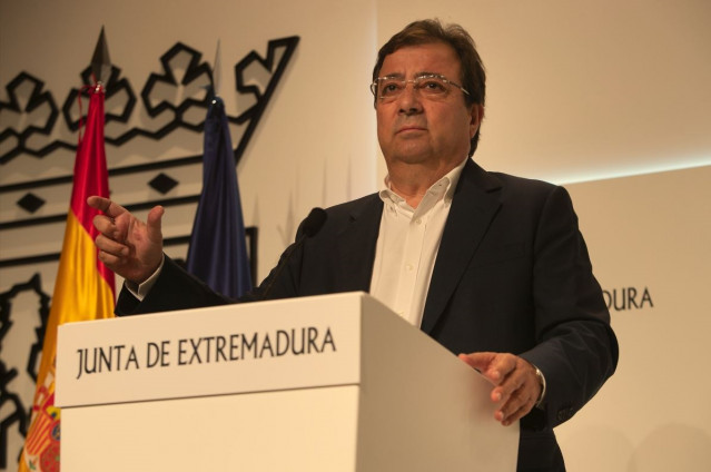 El presidente de la Junta de Extremadura, Guillermo Fernández Vara, en rueda de prensa en Mérida