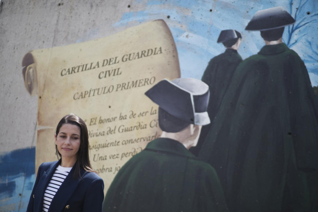 La presidenta de Ciudadanos, Inés Arrimadas, participa en una concentración de apoyo a las Fuerzas y Cuerpos de Seguridad del Estado en Alsasua, a 2 de septiembre de 2022, en Alsasua, Navarra (España).