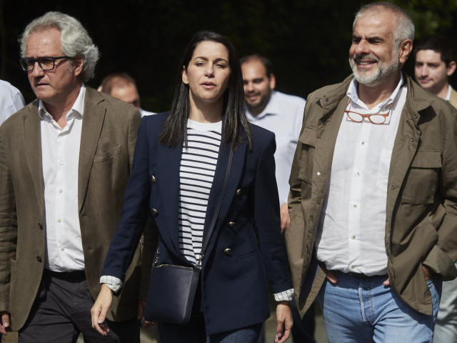 El coordinador de Cs Navarra, Carlos Pérez-Nievas, ahora secretario de Organización ; la presidenta de Cs Inés Arrimadas, y el líder de Cs en el Parlament, Carlos Carrizosa, en una concentración de apoyo a las Fuerzas y Cuerpos de Seguridad del Estado