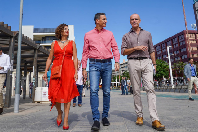 El presidente del Gobierno, Pedro Sánchez; la ministra de Hacienda, María Jesús Montero; y el alcalde de Sevilla, Antonio Muñoz (d); durante la visita a las obras de ampliación del tranvía hispalense a 03 de septiembre del 2022 en Sevilla (Andalucía, Espa
