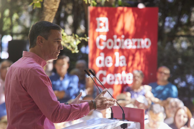 El presidente del Gobierno de España y secretario general del PSOE, Pedro Sánchez, se dirige a los militantes del partido durante primer acto de la campaña 'El Gobierno de la Gente' en el barrio de Pino Montano, a 3 de septiembre de 2022, en Sevilla (Anda