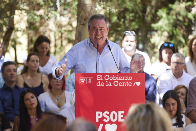 El secretario general del PSOE de Andalucía y Portavoz del Grupo Parlamentario Socialista, Juan Espadas, se dirige a los militantes del partido durante primer acto de la campaña 'El Gobierno de la Gente' en el barrio de Pino Montano, a 3 de septiembre de