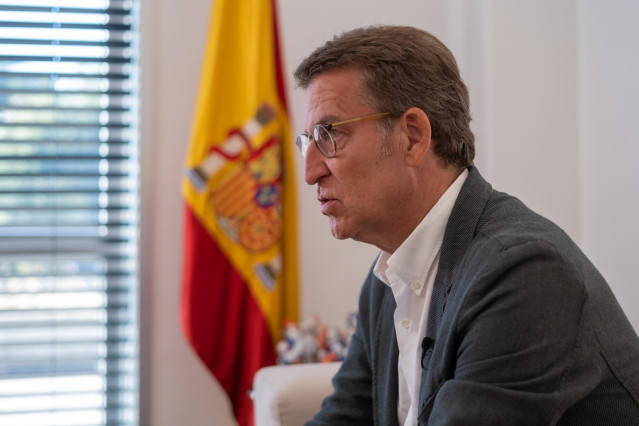 El presidente del Partido Popular, Alberto Núñez Feijóo, durante una entrevista para Europa Press, en la sede del PP gallego, a 18 de agosto de 2022, en Santiago de Compostela, A Coruña, Galicia (España). Feijóo fue presidente de la Junta de Galicia desde