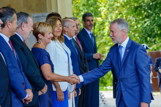 La consejera de Desarrollo Económico, Sostenibilidad y Medio Ambiente del Gobierno Vasco, Arantxa Tapia, saluda al Lehendakari Iñigo Urkullu (d), a su llegada al primer consejo de Gobierno del curso político.
