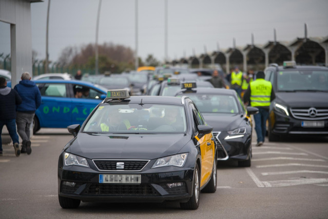 Archivo - Marcha lenta de taxis en Barcelona