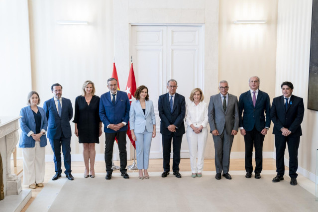 Archivo - Fotografía de familia de la presidenta de la Comunidad de Madrid, Isabel Díaz Ayuso, con sus consejeros. Archivo.