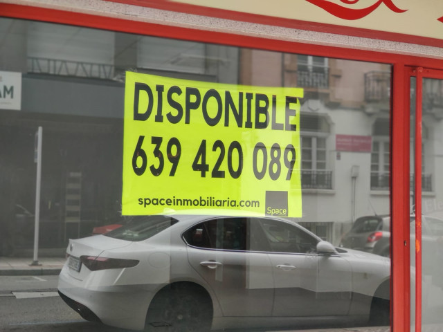 Archivo - Cartel de se vende, se alquila, en un local de pequeño comercio minorista en Oviedo.
