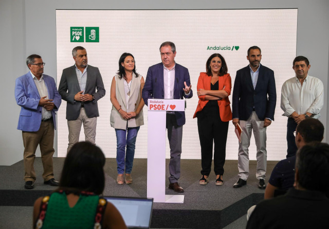 El secretario general del PSOE-A, Juan Espadas, comparece en rueda de prensa junto a los ocho secretarios generales provinciales del PSOE andaluz.