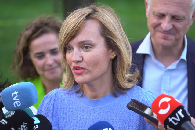 La ministra de Educación, Pilar Alegría, ofrece declaraciones a los medios de comunicación a su llegada a un acto público del PSOE, en el Parque de la Ribera de Logroño, a 2 de septiembre de 2022, en Logroño, La Rioja (España). El acto coincide con el ter