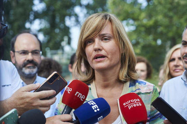 La ministra de Educación y Formación Profesional, Pilar Alegría, realiza declaraciones a su llegada a un acto de su partido, en el pabellón Sergio García, a 28 de agosto de 2022, en Torrelavega, Cantabria, (España). La ministra y también portavoz de la Co