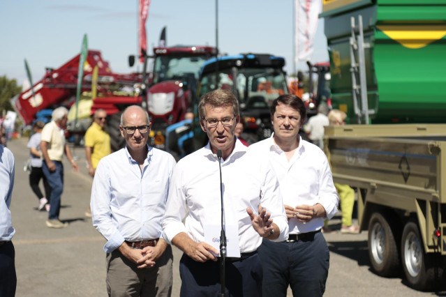 El presidente del PP, Alberto Núñez Feijóo, comparece en presencia del presidente de la Diputación de Salamanca, Javier Iglesias (i) y el presidente del PP de Castilla y León, Alfonso Fernández Mañueco (d), durante su visita a la Feria SALAMAQ