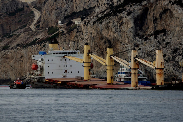 El buque granelero OS35 semihundido frente a Gibraltar.
