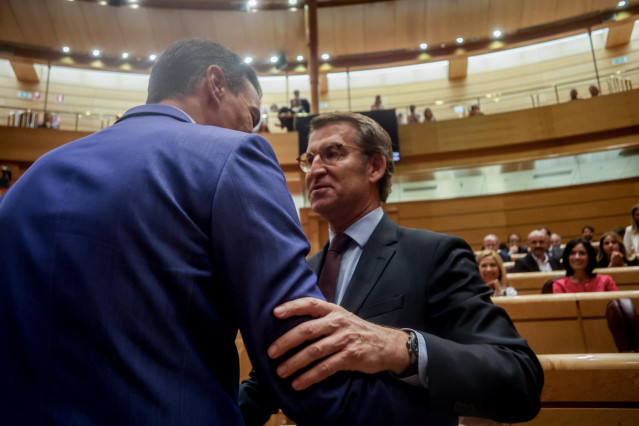 Archivo - El presidente del Gobierno, Pedro Sánchez (i), y el líder del PP, Alberto Núñez Feijóo (d), se saludan en una sesión plenaria en el Senado, a 7 de junio de 2022, en Madrid (España).