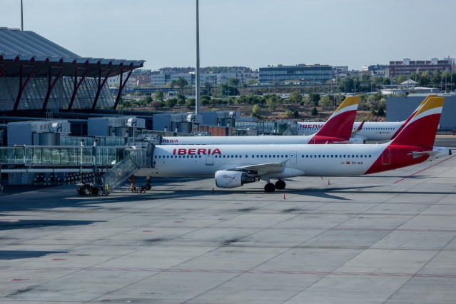 Aviones de Iberia en la pista de la terminal en el día en que ha dado comienzo una huelga de los tripulantes de cabina de Iberia Express, en salidas de la T4 del Aeropuerto Adolfo Suárez Madrid-Barajas, a 28 de agosto de 2022, en Madrid (España).