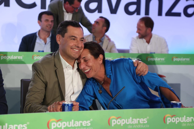Juanma Moreno y Loles López, este lunes en Sevilla