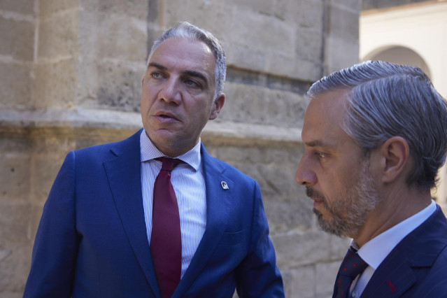 Archivo - Los diputados andaluces Elías Bendodo y Juan Bravo (PP), en una foto de archivo en el Parlamento andaluz.