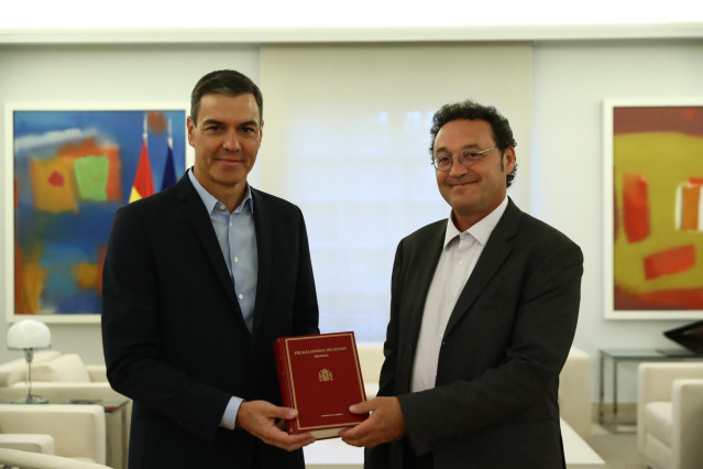 El presidente del Gobierno, Pedro Sánchez, junto al nuevo fiscal general del Estado, Álvaro García Ortiz.
