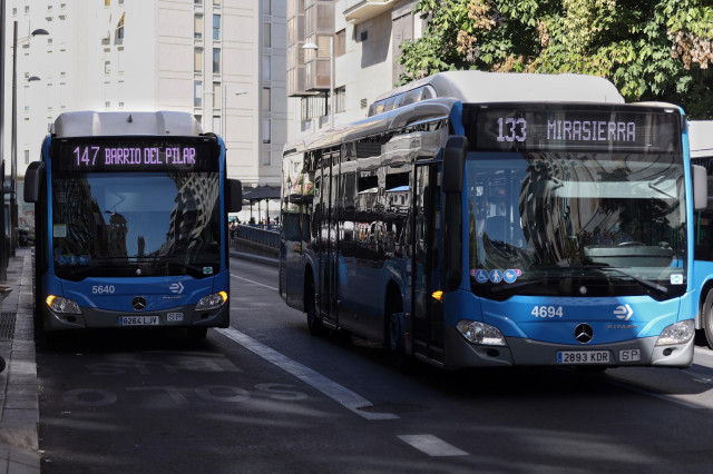 Dos autobuses de las líneas 147 y 133 de la Empresa Municipal de Transportes madrileña (EMT), a 1 de septiembre de 2022, en Madrid (España).