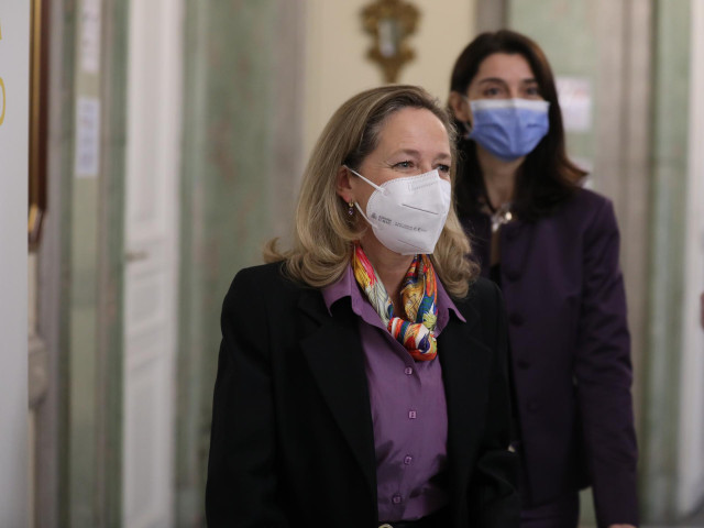 Archivo - La vicepresidenta de Asuntos Económicos y Transformación Digital, Nadia Calviño (i) y la ministra de Justicia, Pilar Llop (d), a su salida de las IV Jornadas de Justicia e Igualdad, en el Palacio de Parcent, a 9 de marzo de 2022, en Madrid (Espa