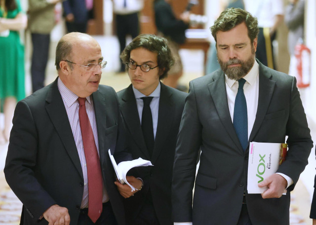 Archivo - (I-D) El diputado de Vox, Ignacio Gil Lázaro; el diputado de Vox por Asturias, José María Figaredo y el portavoz de Vox en el Congreso, Iván Espinosa de los Monteros