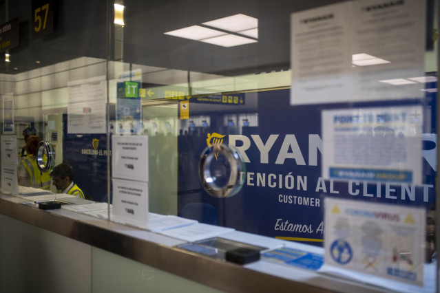 Ventanilla de Ryanair en el Aeropuerto Josep Tarradellas Barcelona-El Prat, a 8 de agosto de 2022, en Barcelona, Catalunya (España).