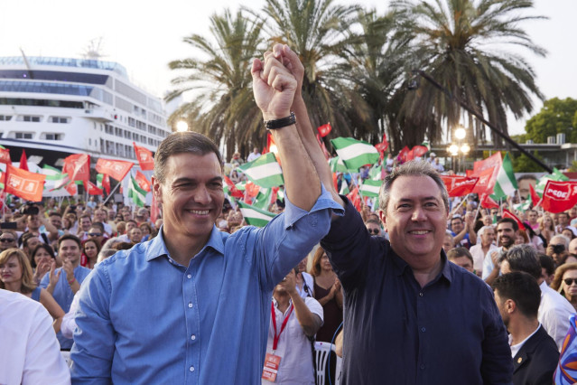 Archivo - El presidente del Gobierno de España, Pedro Sánchez, (i) junto a el candidato del PSOE a la presidencia de la Junta de Andalucía, Juan Espadas, (d) durante el cierre de campaña del PSOE-A en el Muelle de las Delicias, a 17 de junio de 2022, en S