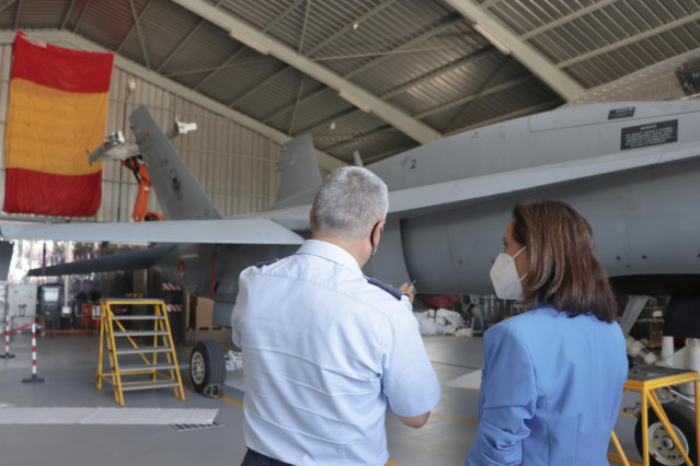 La ministra de Defensa, Margarita Robles, conversa durante su visita a la Maestranza Aérea de Albacete del Ejército del Aire y del Espacio, a 22 de agosto de 2022, en Albacete, Castilla La Mancha, (España). En esta visita la ministra de defensa es informa