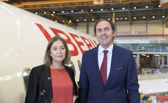 La consejera de Cultura, Turismo y Deporte, Marta Rivera de la Cruz, y el presidente de Iberia, Javier Sánchez Prieto.