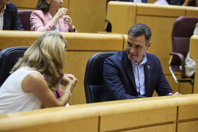 La vicepresidenta segunda del Gobierno y ministra de Trabajo y Economía Social, Yolanda Díaz, conversa con el presidente del Gobierno, Pedro Sánchez, durante un debate monográfico sobre la crisis energética y el contexto económico, en el Senado