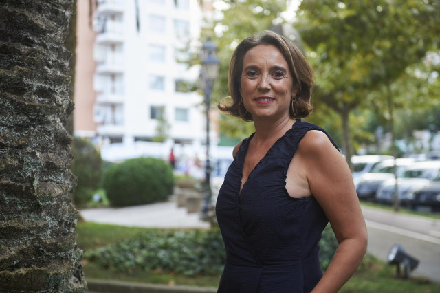 La secretaria general del Partido Popular, Cuca Gamarra, posa a su llegada a una reunión de la Junta Directiva Regional del PP de Cantabria, en el Hotel Santemar de Santander