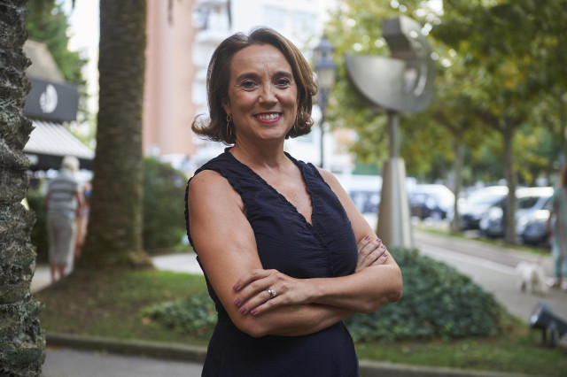 La secretaria general del Partido Popular, Cuca Gamarra, posa a su llegada a una reunión de la Junta Directiva Regional del PP, en el Hotel Santemar, a 6 de septiembre de 2022, en Santander, Cantabria (España).
