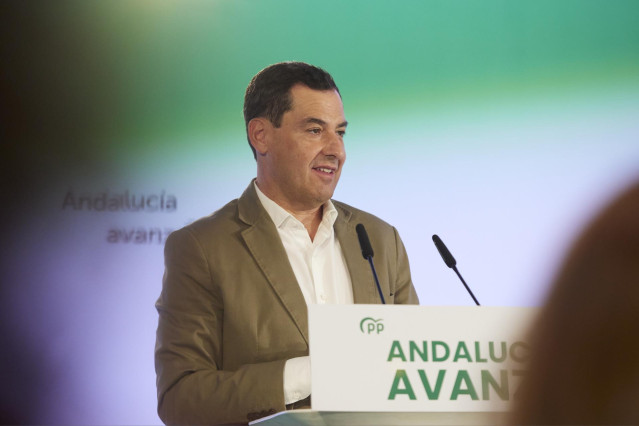 El presidente de la Junta de Andalucía, Juanma Moreno, durante la clausura la reunión de la Junta Directiva Autonómica del PP-A en el Hotel Los Lebreros, a 5 de septiembre de 2022 en Sevilla (Andalucía, España) (Foto de archivo).
