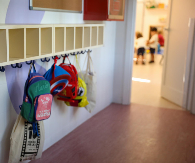Varias mochilas en una percha de un aula de 0 a 3 años del colegio CEIP Hernán Cortés, durante el primer día de comienzo del curso escolar, a 7 de septiembre de 2022, en Madrid (España). El curso escolar 2022/2023 comienza este año con la implantación de