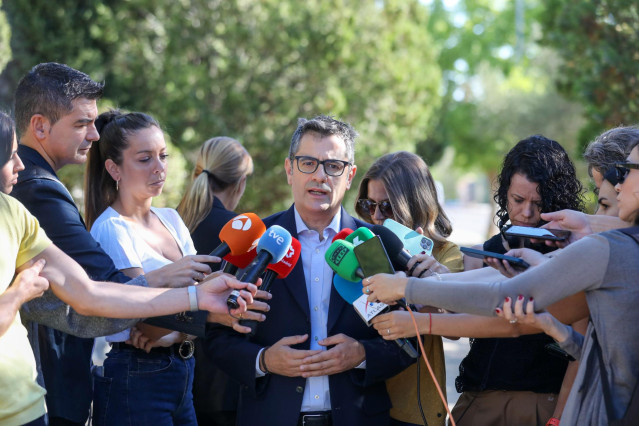 El ministro de la Presidencia, Relaciones con las Cortes y Memoria Democrática, Félix Bolaños, atiende a los medios durante su visita al cementerio de Colmenar Viejo, a 31 de agosto de 2022, en Colmenar Viejo, Madrid (España).